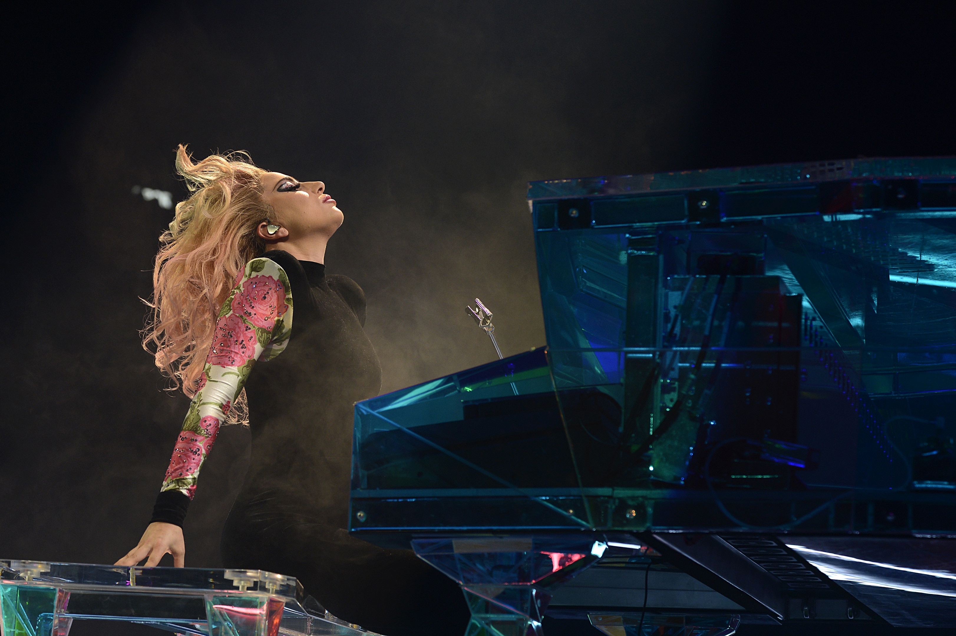 gaga4q18.jpg